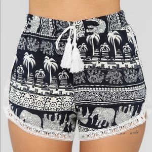 Go A Little Deeper High Rise Printed ShortBlack
XL